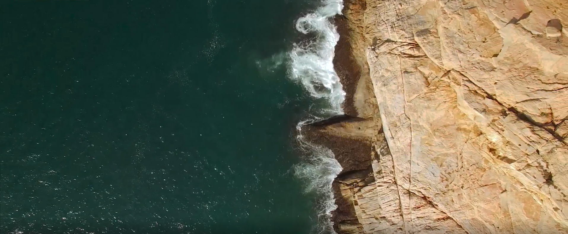 Tinnitus plage vague sur un rocher